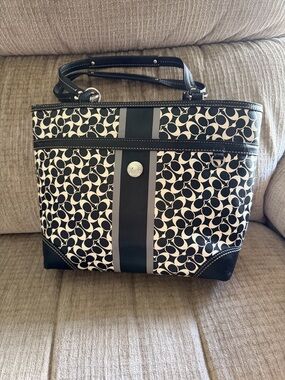Coach Chelsea Heritage Tote F13137 black, and white zipper closure